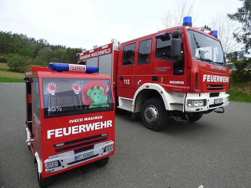 Das kleine Fahrzeug ist voll funktionsf&auml;hig &ndash; mit Schl&auml;uchen, Sirene und Funkger&auml;t.Forchheim & Fr&auml;nkische Schweiz