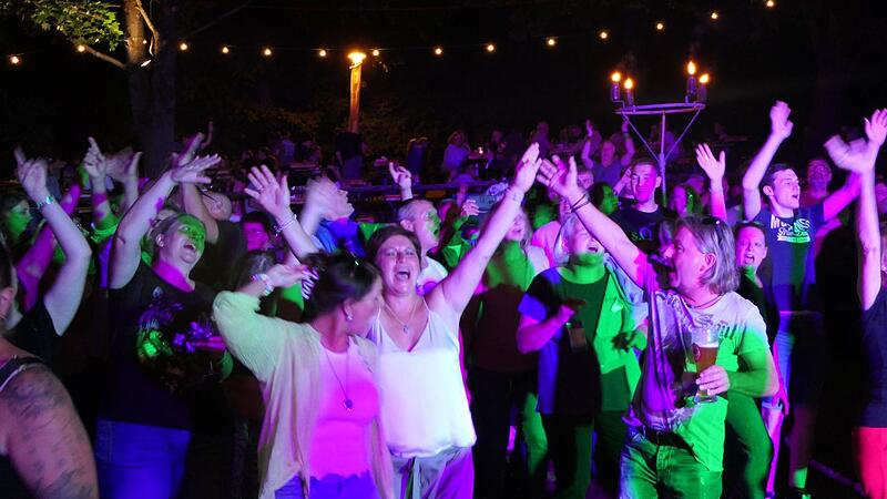 Holzhausen feiert ausgelassen die Sommerparty am Tivoli: Die Partyband "Bayernmafia" begeisterte das Publikum.
