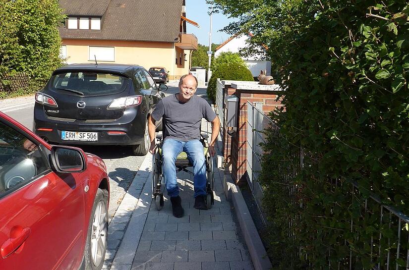Michael Denk demonstriert, wie schwer es ist bei einem Quergefälle von neun Zentimeter einen Rollstuhl in Adelsdorf zu lenken. Michael Denk demonstriert, wie schwer es ist bei einem Quergefälle von neun Zentimeter einen Rollstuhl in Adelsdorf zu lenken.