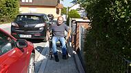 Michael Denk demonstriert, wie schwer es ist bei einem Quergef&auml;lle von neun Zentimeter einen Rollstuhl in Adelsdorf zu lenken.