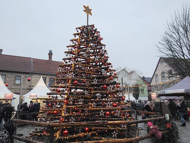 Der Weihnachtsbaum beim Altstadt-Advent in Hammelburg