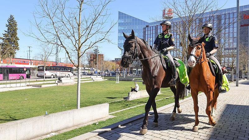 Reiterstaffel im Brennpunktviertel im Einsatz Reiterstaffel im Brennpunktviertel im Einsatz