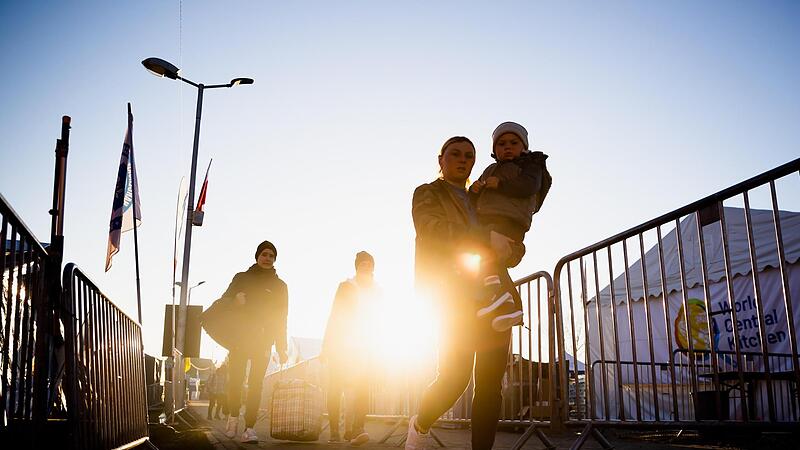 Seit Russland die Invasion in die Ukraine gestartet hat, fl&uuml;chten mehr Menschen nach Deutschland, wie hier am polnischen Grenz&uuml;bergang Przemysl.