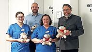 Mitarbeiterin der Notaufnahme Lena Dörfler, Uwe Jakob, Franziska Batz, Mitarbeiterin der Notaufnahme, und Udo Kunzmann, Geschäftsführer der GKG freuen sich über die Spende.