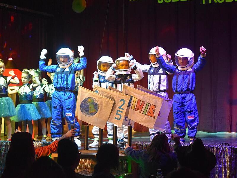 Astronauten zur „Fred vom Jupiter“ brachte die Purzelgarde auf die Bühne. Astronauten zur „Fred vom Jupiter“ brachte die Purzelgarde auf die Bühne.