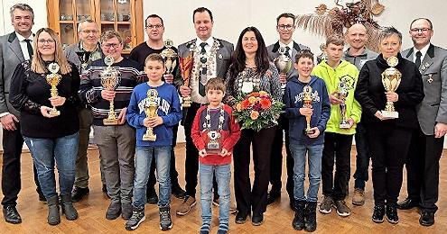 Die K&ouml;nige und Pokalgewinner des Preisschie&szlig;ens.