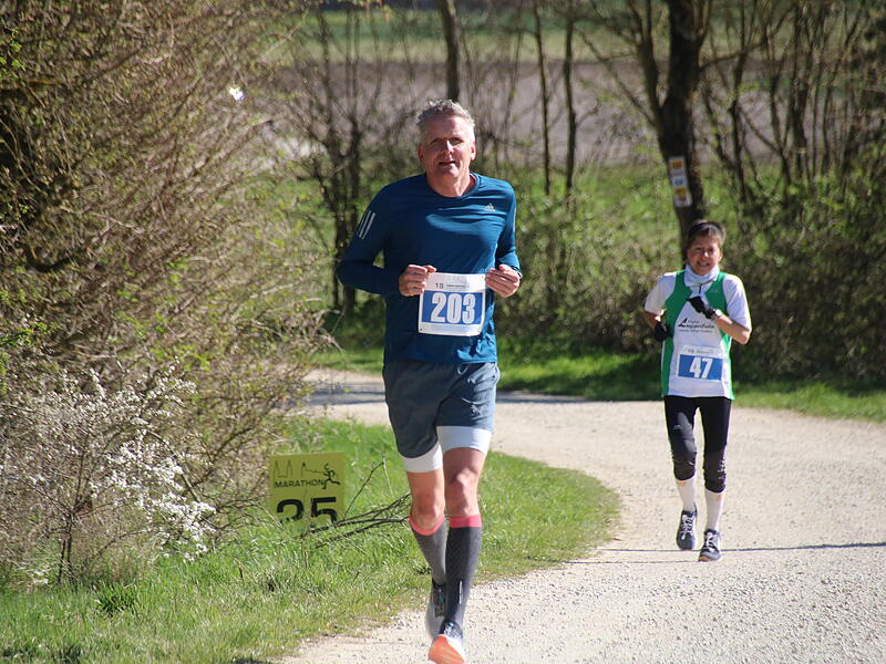 Strahlender Sonnenschein, aber nur niedrige Plusgrade erwartete die L&auml;ufer beim 19. Obermain-Marathon rund um Bad Staffelstein. Die Marathon-Strecke f&uuml;hrte wieder an den beiden Wahrzeichen der Kurstadt, dem Kloster Banz und der Basilika Vierzehnheiligen vorbei.