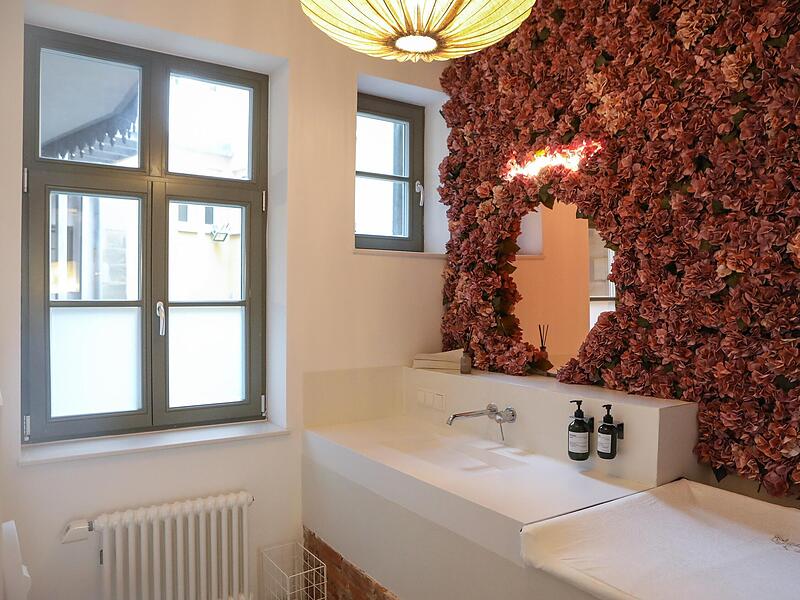 Ein Hingucker ist zudem die reich mit Blumen verzierte Frauentoilette samt Wickeltisch.Forchheim & Fr&auml;nkische Schweiz