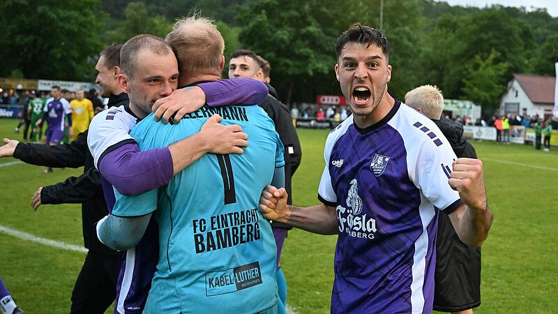 Luca Ljevsic (rechts) schreit die Freude heraus, links herzt Fabio Reck Bambergs Matchwinner Fabian Dellermann. Der FC Eintracht steht nach dem ersten Relegationsspiel dicht vor dem Klassenerhalt.