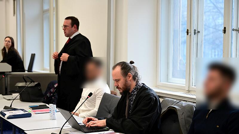 Die beiden Angeklagten mit ihren Rechtsanw&auml;lten Joachim Voigt (stehend) und Christian Barthelmes (sitzend).