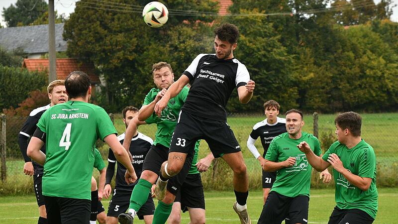 Durch zu etwas viel Rücklage kann der Friesener Lennard Guthe den Ball nicht drücken und verfehlt das Arnsteiner Tor. Letztlich hatte Friesen trotzdem mit 3:2 das bessere Ende für sich.