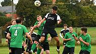 Durch zu etwas viel Rücklage kann der Friesener Lennard Guthe den Ball nicht drücken und verfehlt das Arnsteiner Tor. Letztlich hatte Friesen trotzdem mit 3:2 das bessere Ende für sich.