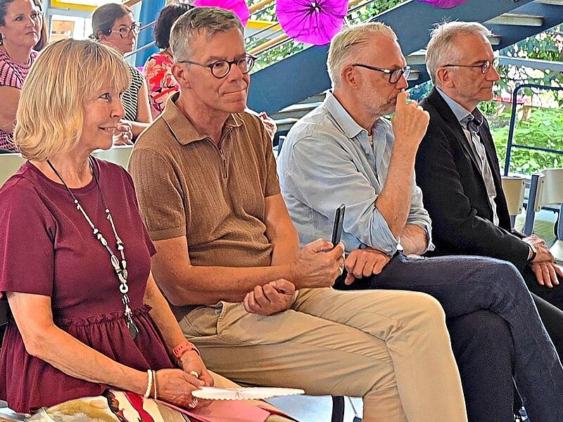 Von links: Rosi Wagner, ihr Ehemann Stefan Wagner, Schulamtsdirektor Frank Ditschies und B&uuml;rgermeister Alexander Schulz beobachten interessiert das Geschehen auf der B&uuml;hne.Johanna Blum