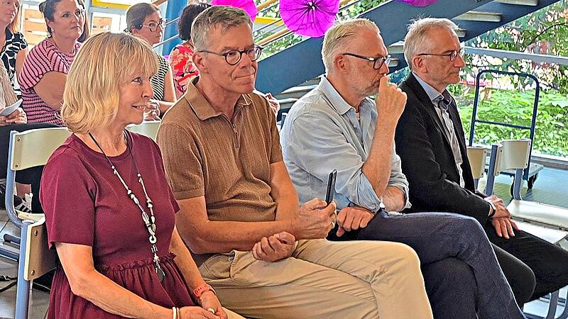 Von links: Rosi Wagner, ihr Ehemann Stefan Wagner, Schulamtsdirektor Frank Ditschies und Bürgermeister Alexander Schulz beobachten interessiert das Geschehen auf der Bühne.Johanna Blum Von links: Rosi Wagner, ihr Ehemann Stefan Wagner, Schulamtsdirektor Frank Ditschies und Bürgermeister Alexander Schulz beobachten interessiert das Geschehen auf der Bühne.Johanna Blum