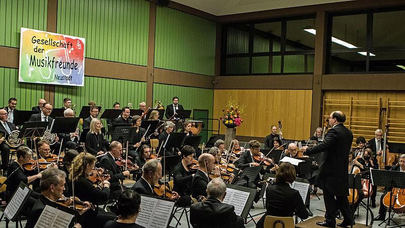 In gro&szlig;er Besetzung pr&auml;sentierte sich das Orchester der Musikfreunde Neustadt beim Sinfoniekonzert in der Mehrzweckhalle.