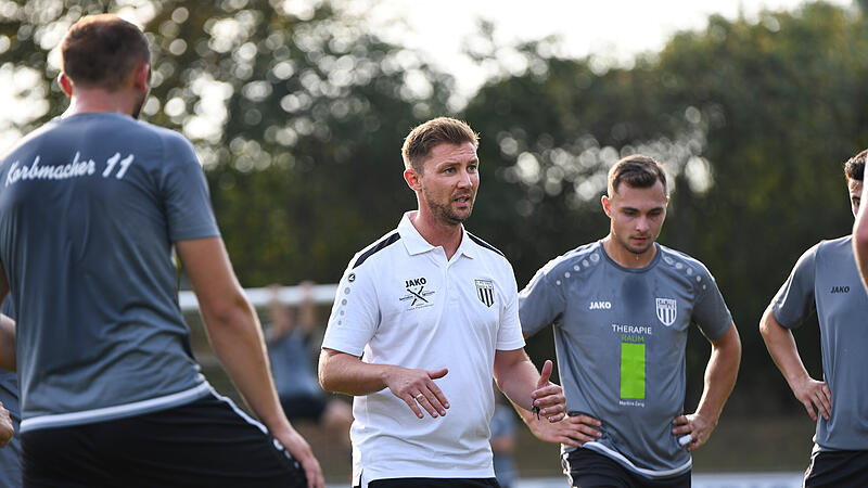 FC Haßfurt vs. FC Sand am Main, an die Flutbrucke, Salistadion Der neue Trainer Maximilian Zang vom FC Sand spricht vor dem Pokalduell gegen den FC Haßfurt zu seinem Team.