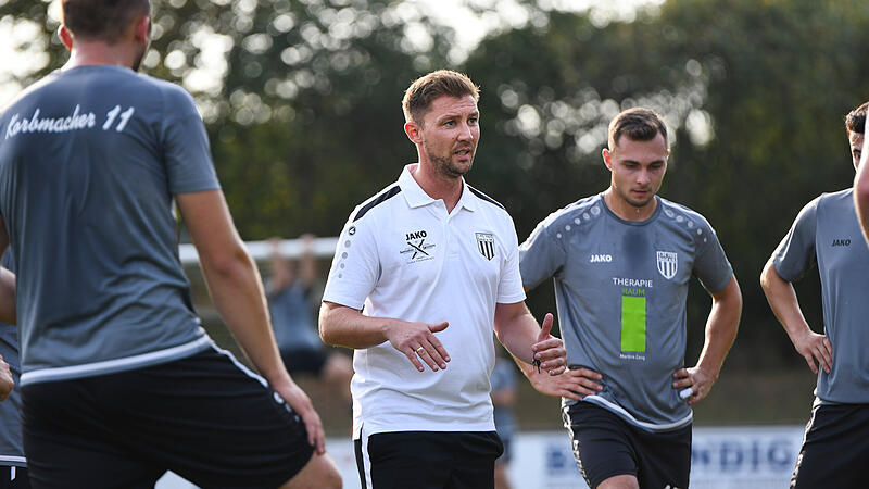 Der neue Trainer Maximilian Zang vom FC Sand spricht vor dem Pokalduell gegen den FC Haßfurt zu seinem Team.