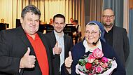 Mutmacherin Schwester Teresa fand in Wachenroth eine große Zuhörerschaft. Bürgermeister Reiner Braun sowie seine Stellvertreter Felix Knorr und Thomas Drescher zählten dazu.