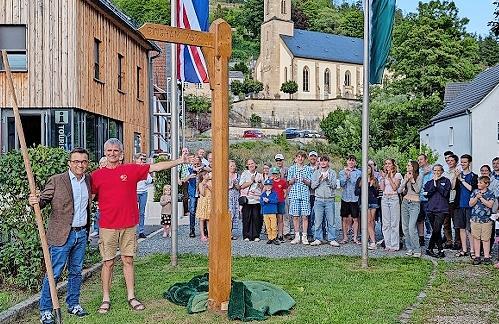 Der Wegweiser aus englischer Eiche steht nun am Wallenfelser Marktplatz. Bürgermeister Jens Korn und Ian Markwick enthüllten das Geschenk.