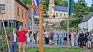 Der Wegweiser aus englischer Eiche steht nun am Wallenfelser Marktplatz. Bürgermeister Jens Korn und Ian Markwick enthüllten das Geschenk.