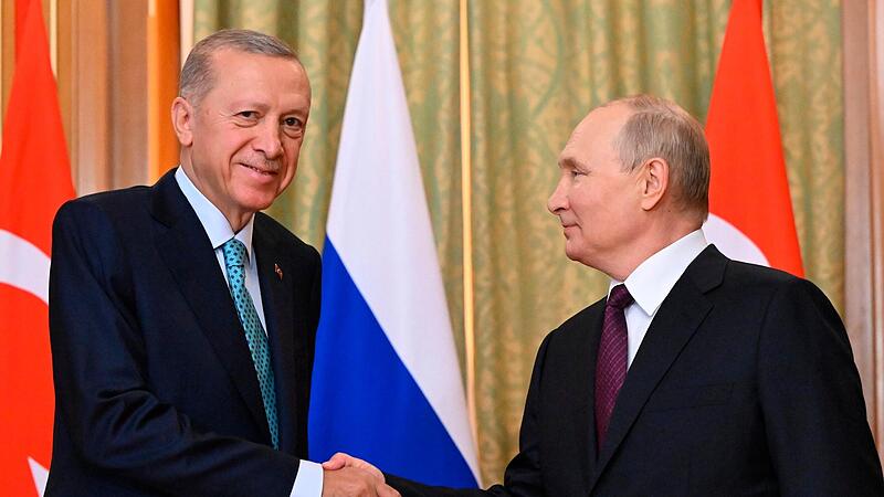Das von der staatlichen russischen Nachrichtenagentur Sputnik via AP ver&ouml;ffentlichte Bild zeigt den russischen Pr&auml;sidenten Wladimir Putin (r.) und  Recep Tayyip Erdogan, den Pr&auml;sidenten der T&uuml;rkei, w&auml;hrend ihres Treffens in Sotschi.