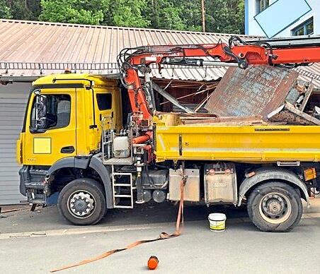 Der Lastwagen rollte nach dem tödlichen Unfall noch gegen eine Garage. Polizei Der Lastwagen rollte nach dem tödlichen Unfall noch gegen eine Garage. Polizei