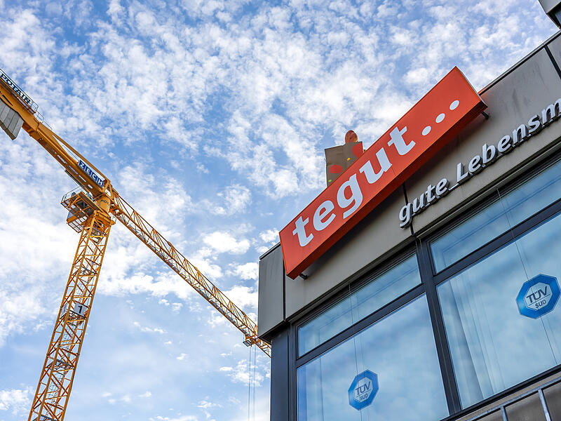 Bald Edeka statt Tegut? Die Bamberger Filiale am Bahnhof ist eine von fast 180 M&auml;rkten, f&uuml;r die die &Uuml;bernahme besiegelt ist. Was das jetzt hei&szlig;t&nbsp;&ndash; f&uuml;r Verbraucher und Besch&auml;ftigte.