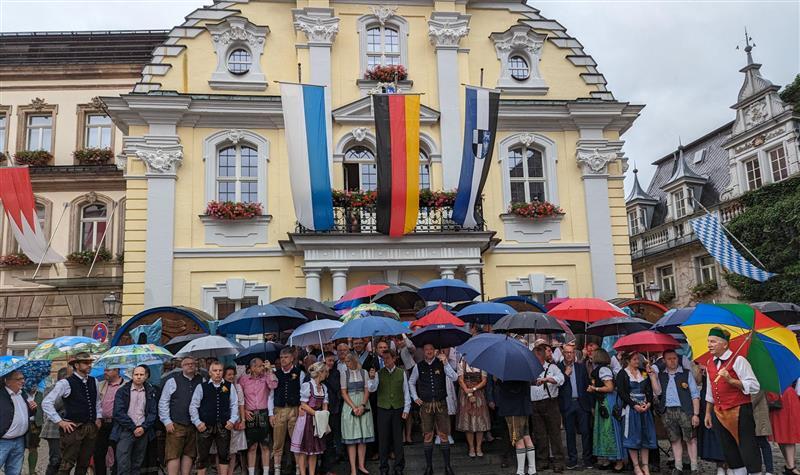 Prominenz auf der Rathaustreppe