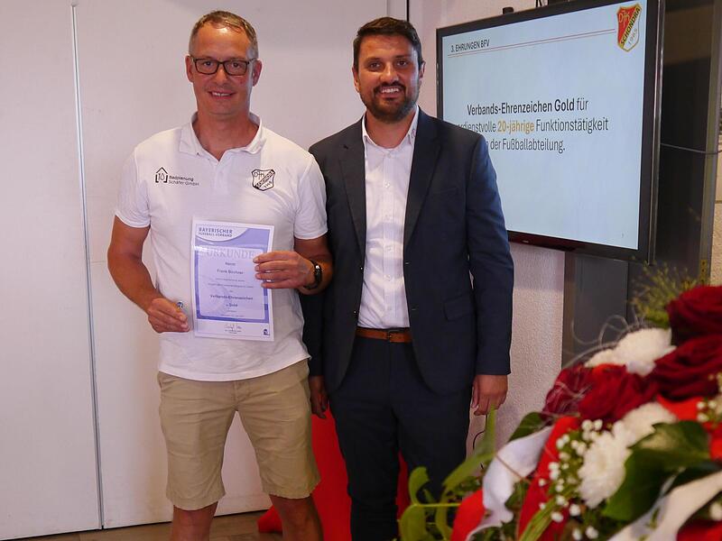 Das BFV-Ehrenzeichen in Gold für verdienstvolle 20-jährige Funktionstätigkeit in der Fußballabteilung erhielt Frank Büchner, hier mit Vereinsvorsitzendem Michael Schröter.