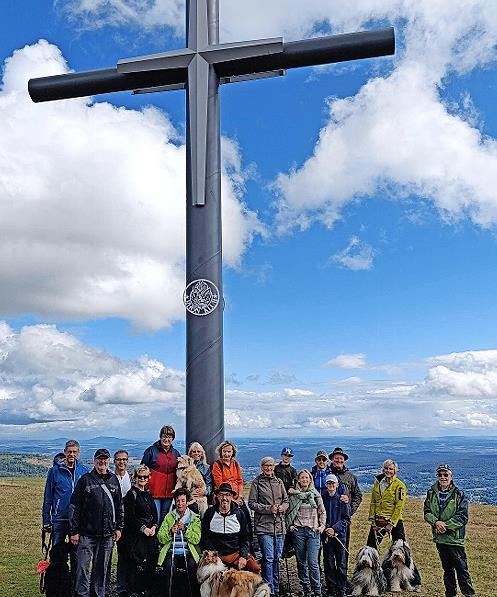 Die Wandergruppe vor dem Gipfelkreuz des Himmeldunk.