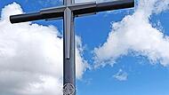 Die Wandergruppe vor dem Gipfelkreuz des Himmeldunk.