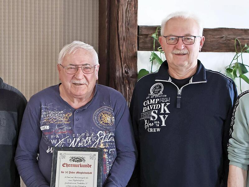 Die beiden St&uuml;tzen des Fischervereins Nordhalben, Dieter Radlo (2. von links) und Armin Lorenz (2. von rechts), wurden in der Jahreshauptversammlung f&uuml;r 50-j&auml;hrige Mitgliedschaft geehrt. Die Ehrungen nahmen Vorsitzender Peter Behrschmidt (rechts) ...