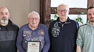 Die beiden St&uuml;tzen des Fischervereins Nordhalben, Dieter Radlo (2. von links) und Armin Lorenz (2. von rechts), wurden in der Jahreshauptversammlung f&uuml;r 50-j&auml;hrige Mitgliedschaft geehrt. Die Ehrungen nahmen Vorsitzender Peter Behrschmidt (rechts) ...