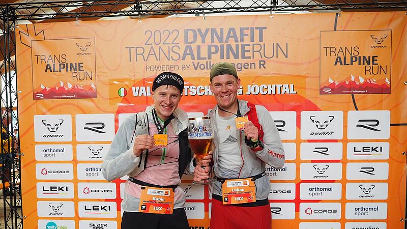 Lukas Richter   (rechts) und Robin B&auml;r haben den Transapline Run gemeistert. Als Belohnung g&ouml;nnte sich das Team    Kulmbacher  Edelherbj&uuml;nger mehrere Schl&uuml;cke  &bdquo;fl&uuml;ssige Heimat&ldquo;.