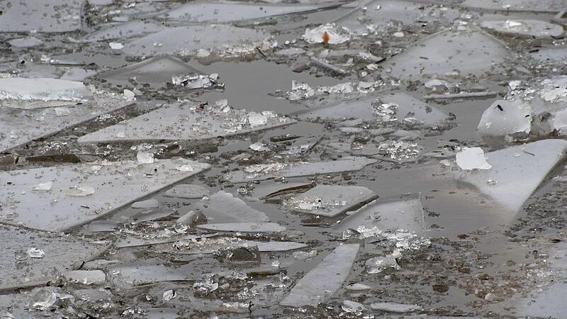 Zu „Kleinholz“ verarbeitet hat der Eisbrecher am Montag die Eisdecke im Haßfurt Hafen. Das dauerte nur wenige Minuten. Zu „Kleinholz“ verarbeitet hat der Eisbrecher am Montag die Eisdecke im Haßfurt Hafen. Das dauerte nur wenige Minuten.