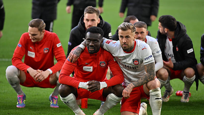 Den Heidenheimern Niklas Dorsch (rechts) und Sirlord Conteh war die Erleichterung nach dem Sieg in Wolfsburg anzusehen.