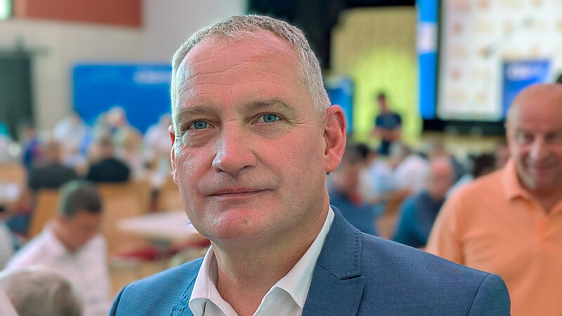 Oliver FlakeForchheim & Fränkische Schweiz Neben seiner Arbeit als Kreisbrandrat steckt Oliver Flake nun auch mitten im Wahlkampf um den Landratsposten im Landkreis Forchheim.