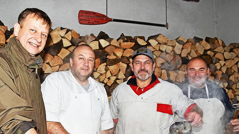 Dampfend kamen die Würste beim Schlachtfest aus dem Kessel. Dampfend kamen die Würste beim Schlachtfest aus dem Kessel.