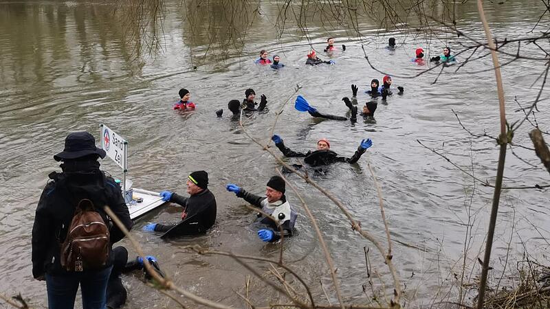 In diesem Jahr waren beim Dreikönigsschwimmen erstmals Jugendliche dabei, die bei der Wasserwacht Eltmann die Jugendausbildung durchlaufen und dann mehrere Prüfungen bestanden haben.