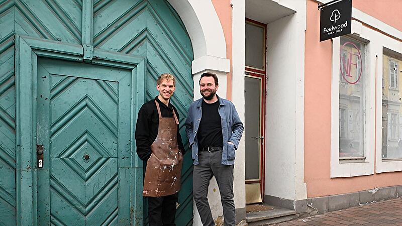 Erstmals wird es einen &bdquo;Feelwood Furniture&ldquo;-Laden geben. Gr&uuml;nder Bertram G&auml;rtner (rechts), hier mit seinem Mitarbeiter und rechten Hand Benedikt M&uuml;ller, zieht in die R&auml;umlichkeiten des ehemaligen Second-Hand-Shops &bdquo;Vom Feinsten&ldquo; ein.