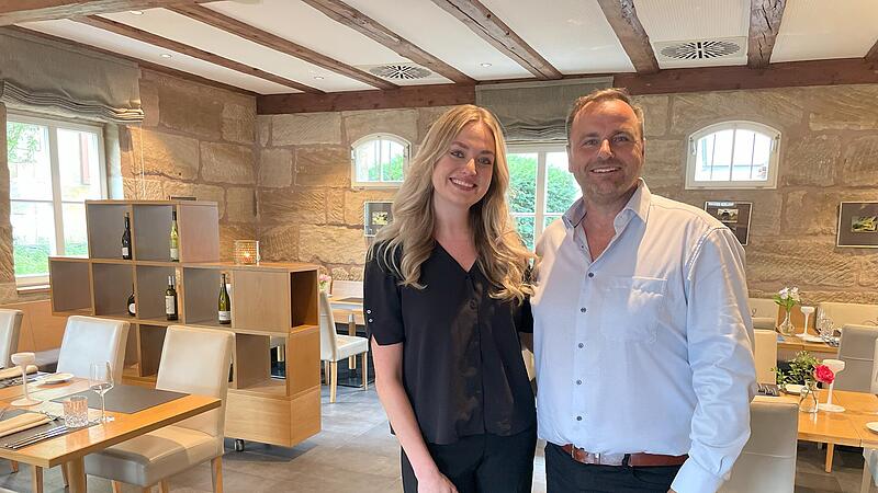 Andreas Kunst zusammen mit Veranstaltungsleiterin Julia Mai. Kunst mit ist seit 2022 neuer P&auml;chter von Schloss Atzelsberg und dem Restaurant Johanns.