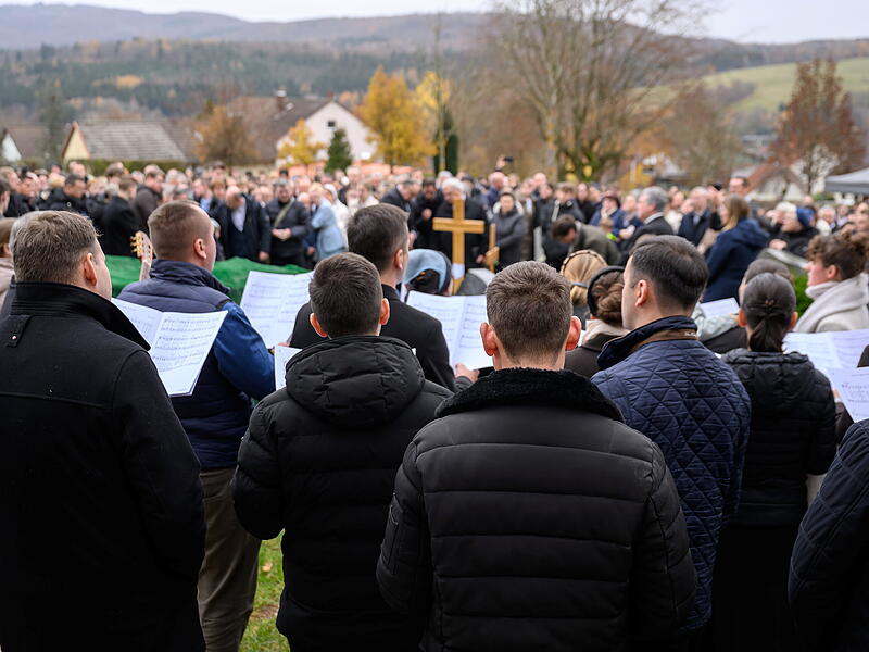 Ein paar hundert Menschen nehmen am Samstag, 15. November 2025, auf dem Bergfriedhof in Wildflecken Abschied von den zwei Schwestern Dina (19) und Adelina (16). Die beiden jungen Frauen waren bei einem Autounfall am 9. November ums Leben gekommen.
