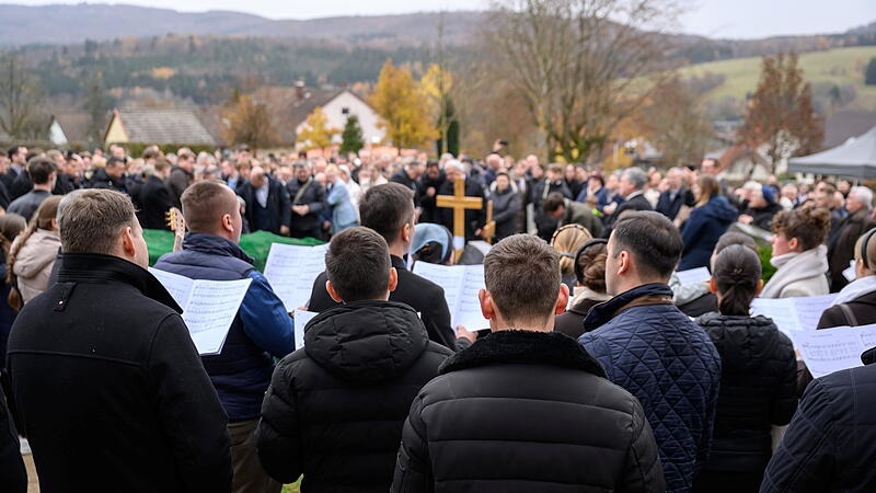 Ein paar hundert Menschen nehmen am Samstag, 15. November 2025, auf dem Bergfriedhof in Wildflecken Abschied von den zwei Schwestern Dina (19) und Adelina (16). Die beiden jungen Frauen waren bei einem Autounfall am 9. November ums Leben gekommen.
