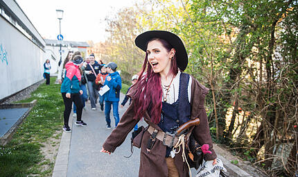 Bamberger Gassenspiele: R&auml;uberin Karla Karma (Nadine Buschmann) m&ouml;chte ihre Bande vergr&ouml;&szlig;ern. Auch in der zweiten Pfingstferienwoche gibt es eine Tour durch Bamberg.