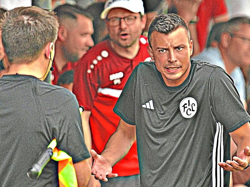 Der Lichtenfelser Trainer Stefan Dietz verstand nicht, warum der Video-Schiedsrichter beim Tor von Jonathan Tah &uuml;berhaupt eingegriffen hat. Gunther Czepera