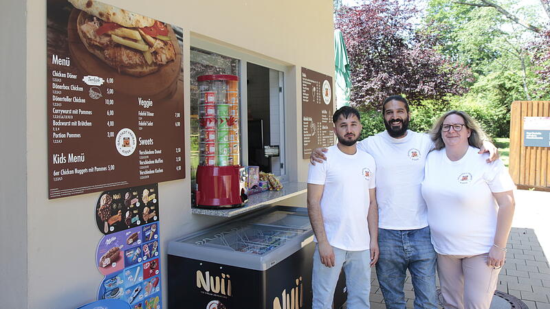 Freuen sich auf den Start der Freibadsaison im Gaustadter Freibad (von links): Adel Amin, Yalcin Tekdemir und Nicole Rembs