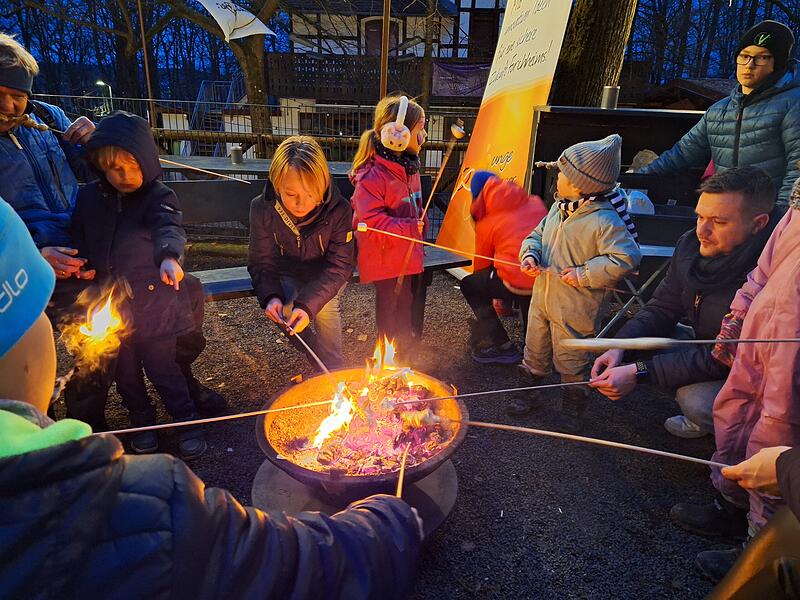 Für die Kinder gibt es Stockbrot.Forchheimer Winterzauber