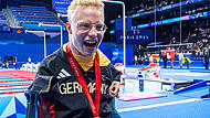 Raus mit der Freude: Josia Topf freut sich über seine Goldmedaille.