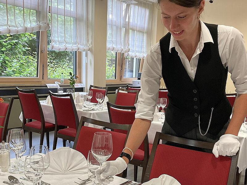 Einen perfekt gedeckten Tisch zeigt Izabela Zawadzka (Kaiserhof Victoria).