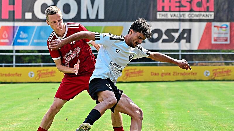 Oesdorfer Sulaiman Alhazzaa schirmt den Ball vor Kevin Reinhold ab. Zink